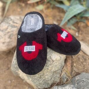 TRUE RELIGION | Men’s Black Fuzzy Slip-On Slippers 11-12